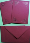  4 stk. kort + 4 stk. kuverter fra Romak. 15 x 10 cm. BORDEAUX 